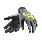 Guanti X LEGEND 23, un guanto off-road con colori nero, grigio e giallo. Design ergonomico e chiusura regolabile. Di ELEVEIT MOTOBOOTS.